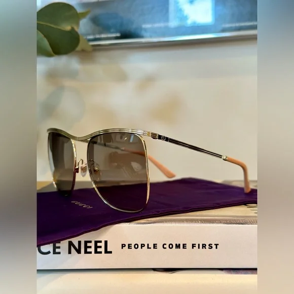 *Authentic* Gucci Gold Frame Sunglasses - Picture 8 of 9